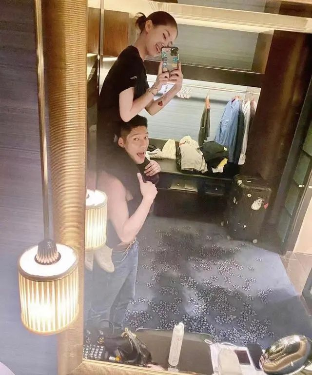 ▲这张照片可能是王子文和吴永恩恋情中最甜蜜的一张了