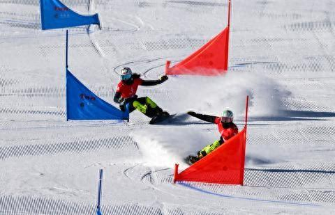 1月22日，第十四届全国冬季运动会单板滑雪平行大回转项目在内蒙古自治区赤峰市喀喇沁旗开赛。新华社记者 刘磊 摄