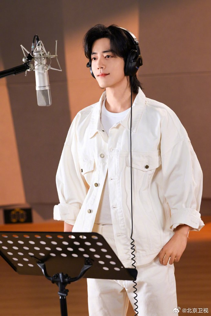 欣赏@x玖少年团肖战daytoy 一组录音室美图……|肖战|少年团|录音室