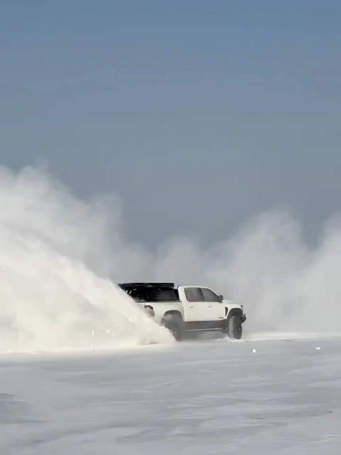 牌牌琦雪地玩漂移帥不帥