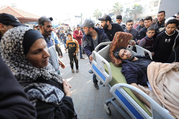 当地时间1月25日，巴以冲突持续，受伤的巴勒斯坦民众被送往医院接受治疗。图自IC Photo