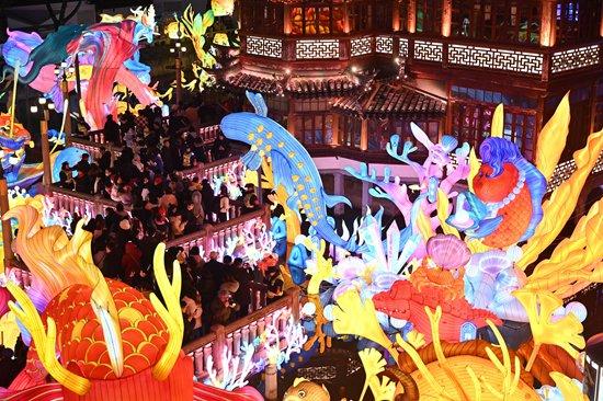     2024年1月21日，2024上海豫园民俗艺术灯会正式亮灯启幕。视觉中国供图