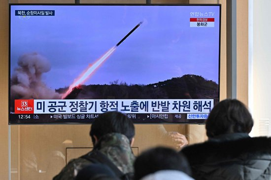 1月24日，韩国首尔火车站内，电视机正在播放朝鲜发射多枚巡航导弹的新闻。视觉中国供图