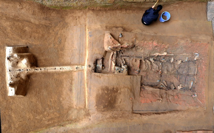 墓道中出土四轮车