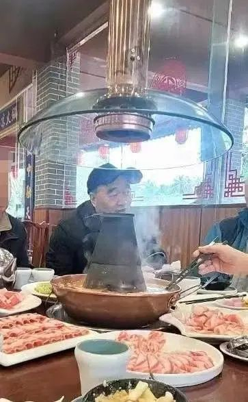 ▲网络上流传出的雷政富与朋友聚会图片。部分截图