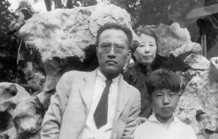 童寯夫妇与儿子童诗白在园林中。童明供图