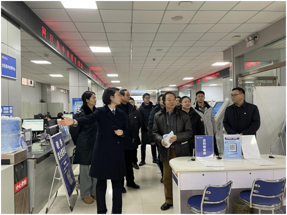 调研组专家在鲁山县政务服务和大数据中心调研