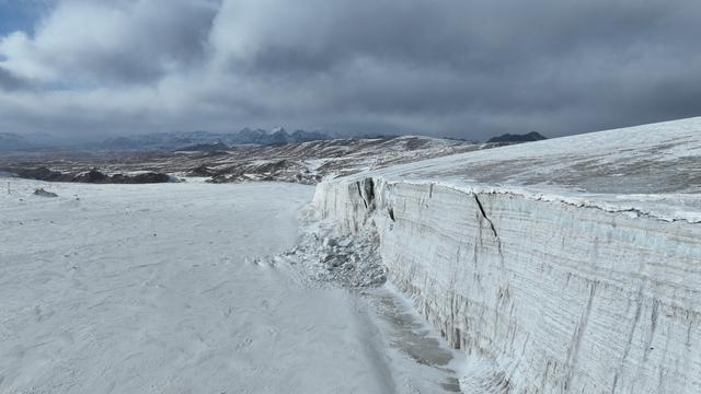 航拍青海祁连八一冰川