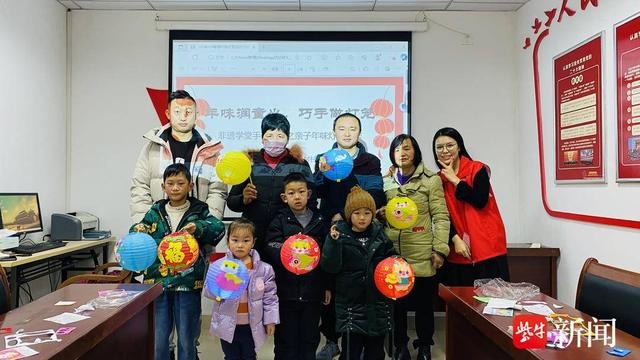 巧手做灯笼年味润童心苏州市相城区望亭镇新埂村开展亲子手工活动