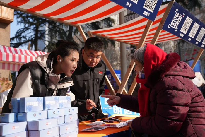 活动现场，工作人员为市民讲解“回家的钥匙”使用方法（项目组供图）