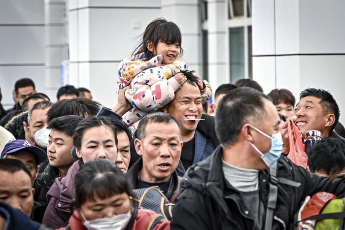 1月25日，广州，乘坐K4562次列车的旅客进站乘车。视觉中国 图