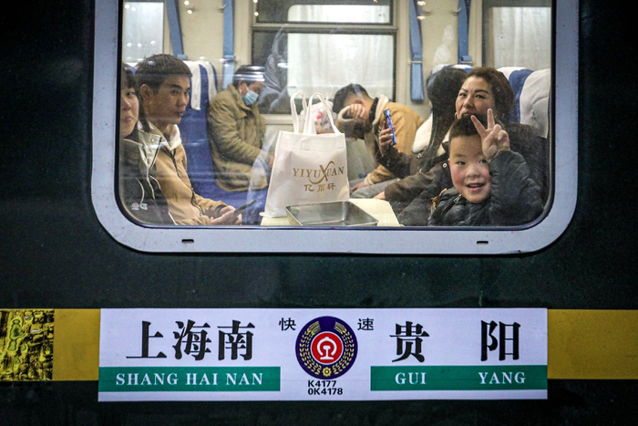 1月25日深夜，旅客登上K4177次列车等候发车。新华社 图