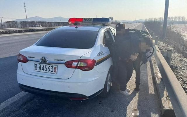 警车秒变救护车|张向东|警车|救护车_新浪新闻