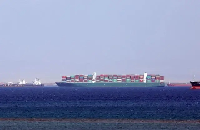 在埃及苏伊士湾等待通过苏伊士运河的船只。新华社发