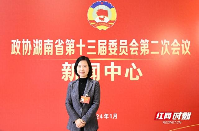 省政协委员,民盟常德市委副主委,桃花源风景名胜区管理局局长杨莉.