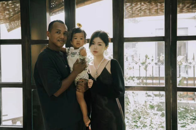艾迪和娇妻近照,拿足协杯冠军,网红妻子很漂亮,孩子皮肤黝黑|艾迪