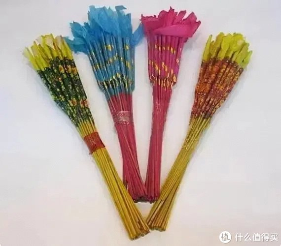 ▼"呲花"就是现在的"仙女棒",可以手持的烟花,在东北就是这个叫法.