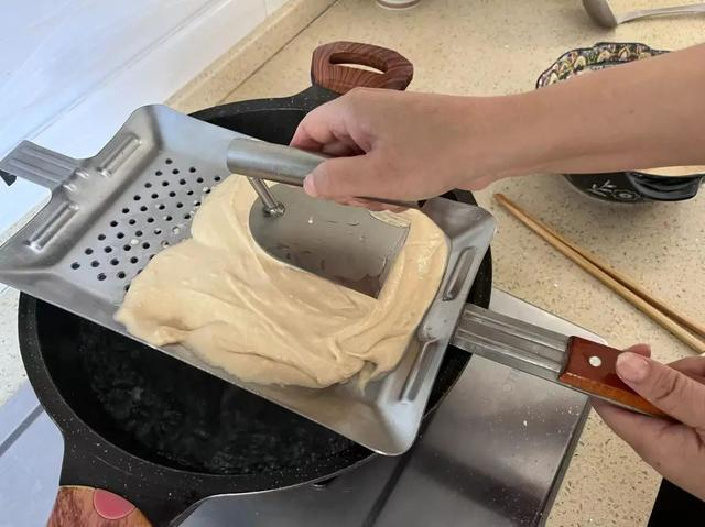 红旗大饭店的昝大厨向记者介绍说,抿豆面是大同最具特色的面食之一