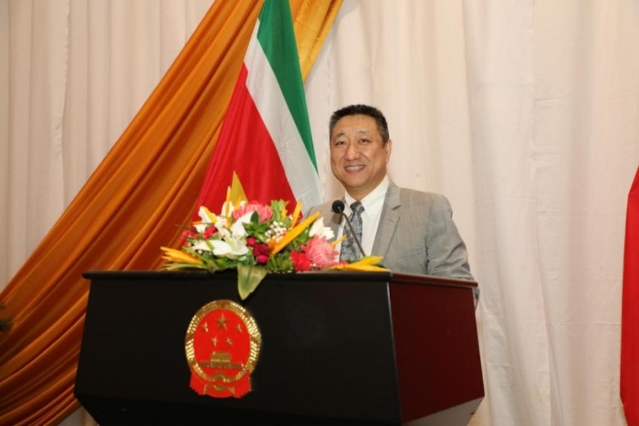 中国驻苏里南大使韩镜发表致辞.