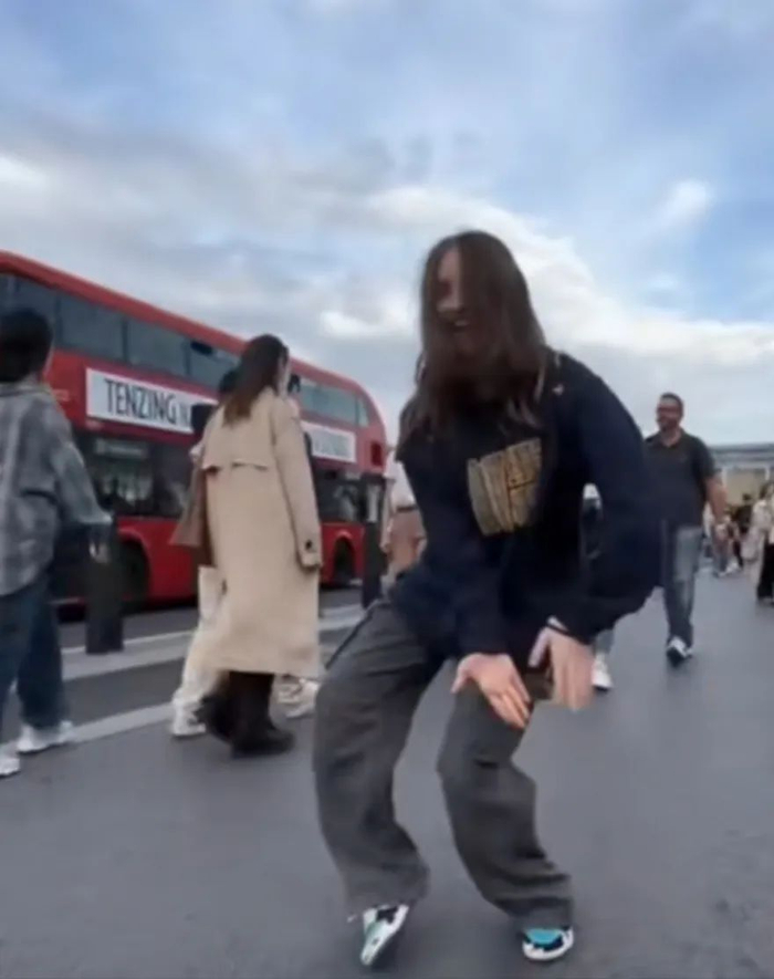 在国外,"社会摇子"明显增多.