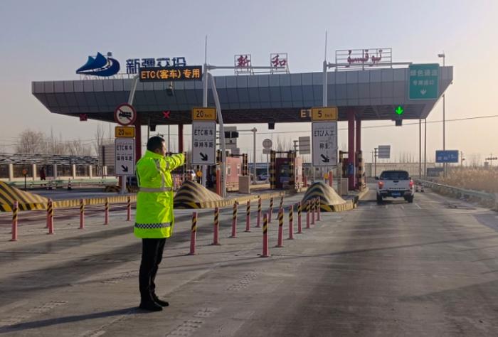 春運首日,旅客在庫車火車站踏上返程.