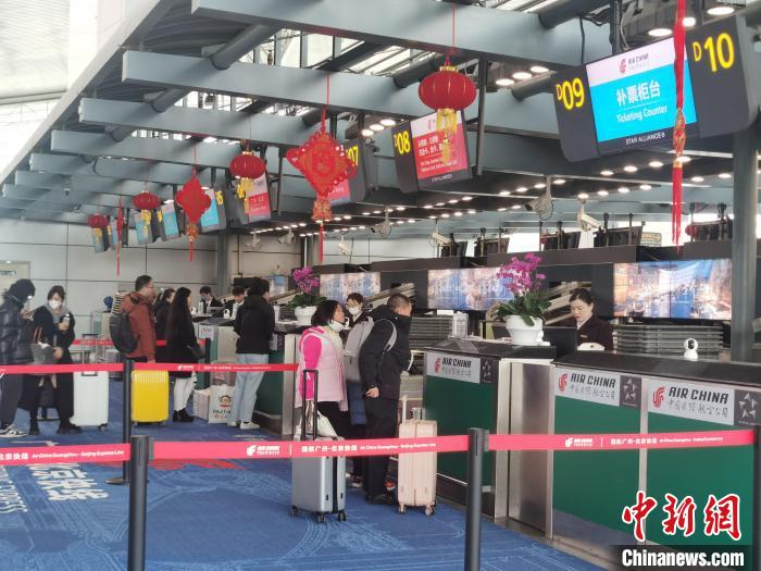 (新春走基层)春运首日广州白云机场客流进出两旺|广州市|春运|航班