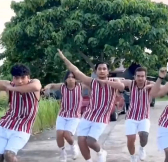 在国外,"社会摇子"明显增多.