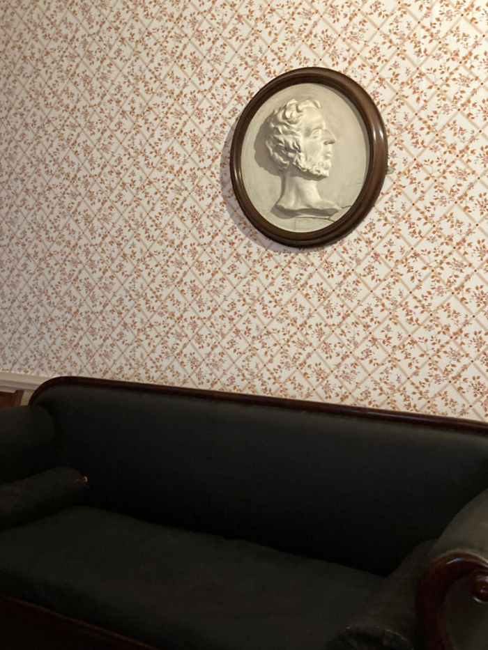 餐厅内的沙发与布兰威尔的石膏头像