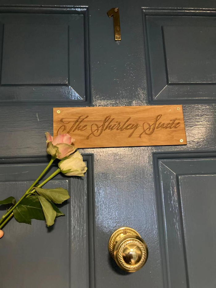 所住客栈的以《谢利》主题的套间“The Shirley Suite”