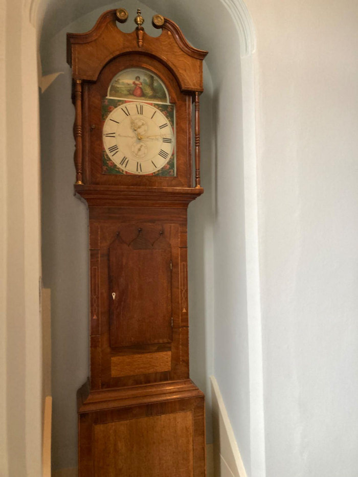 楼梯平台处的老爷钟