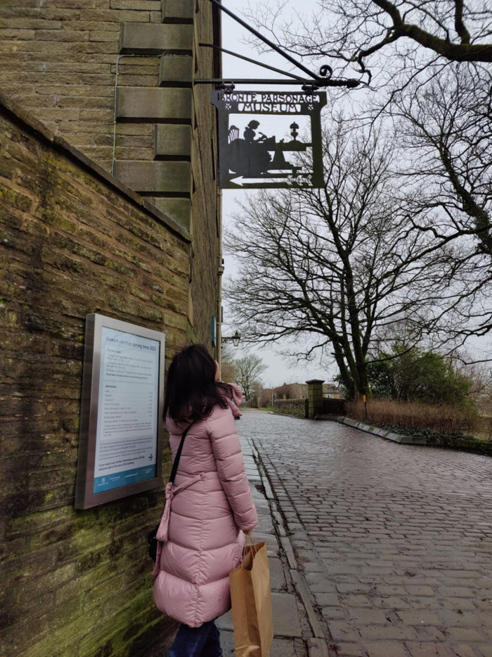 故居门口上方的女子写作像