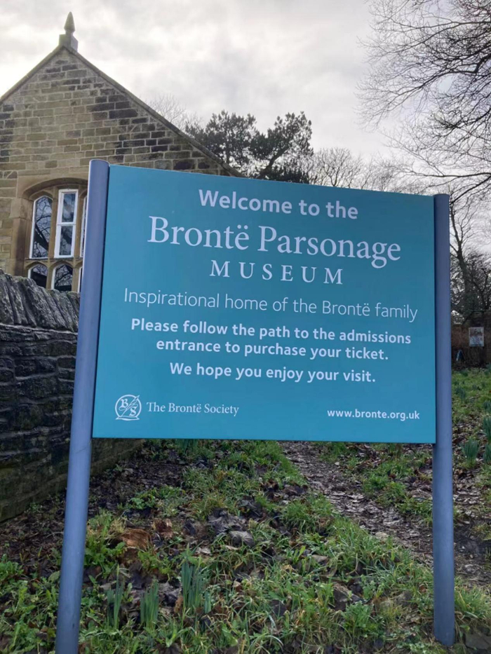 停车场附近的故居博物馆标牌