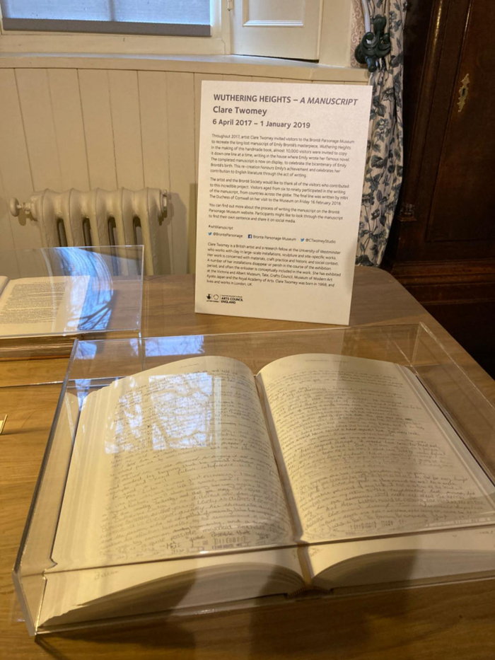 尼科尔斯先生书房内游客参与的《呼啸山庄》的手写稿