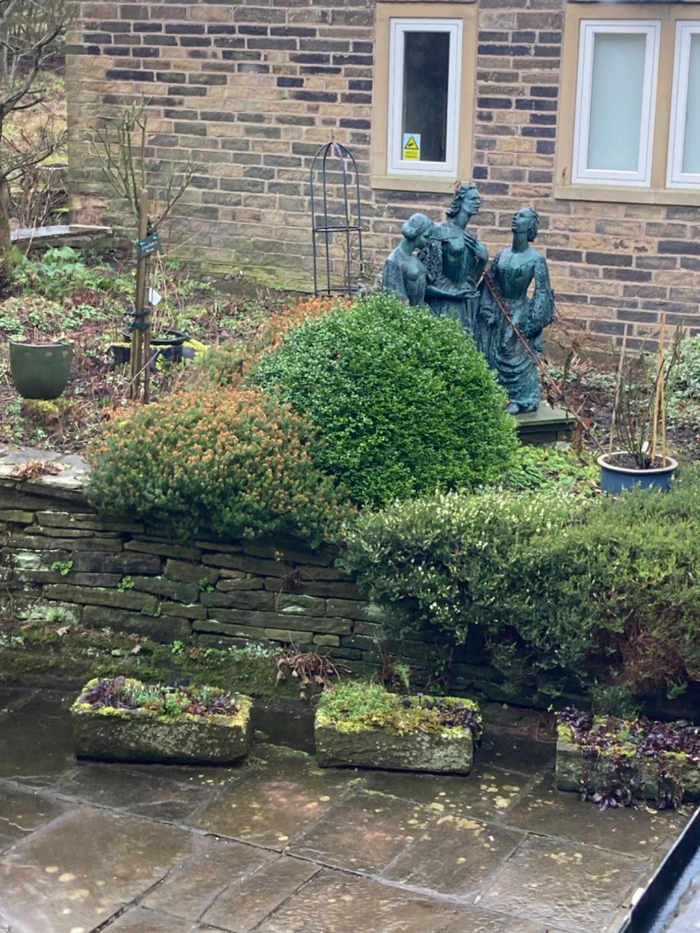 在平台处看到院中的三姐妹铜像