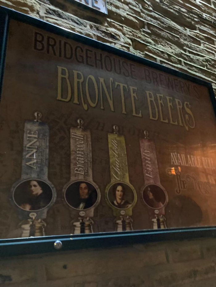主街上一家酒馆外面墙上与勃朗特家人有关的麦芽啤酒牌