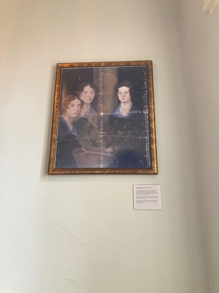 布兰威尔所画的三姐妹的肖像画，若仔细看，布兰威尔就藏在那根柱子下面