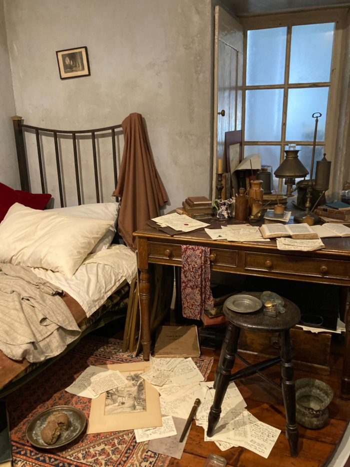 布兰威尔凌乱的房间一角