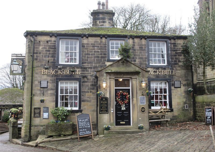 主街道上布兰威尔常去的“Black Bull”酒馆，墙上左下角的黑板写的是他们与勃朗特家，尤其是布兰威尔的渊源