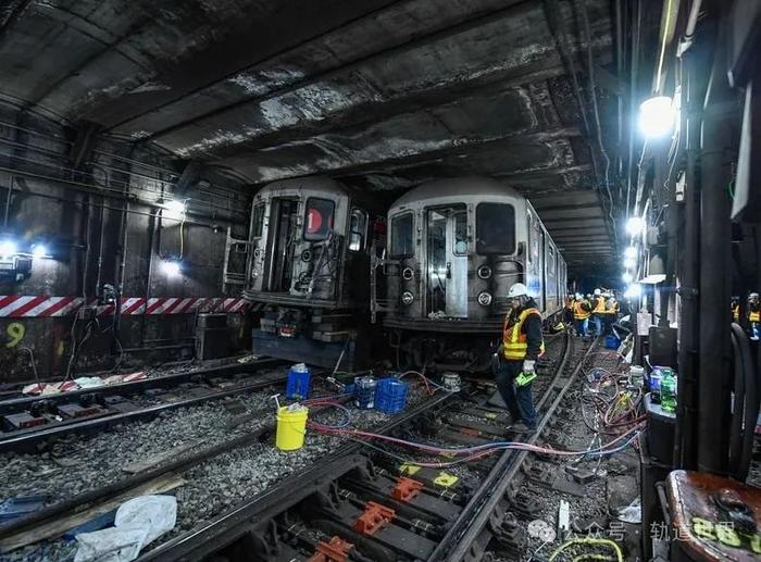 b)25日发布对于今年年初曼哈顿地铁列车相撞脱轨事故的初步调查报告