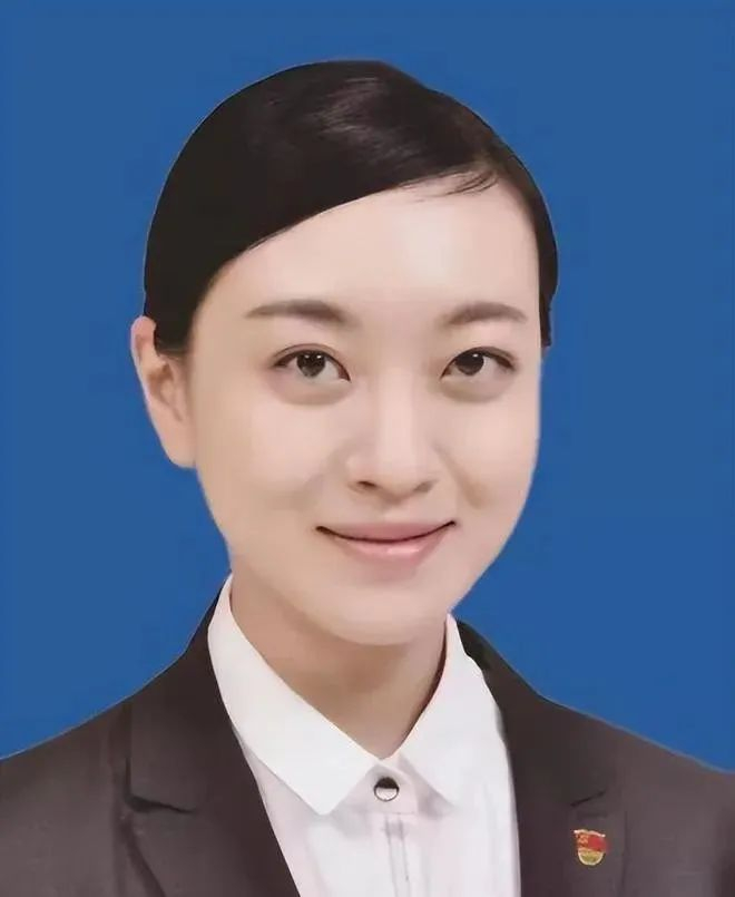 她34岁成为最年轻美女县长清华大学博士毕业
