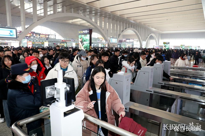 石家庄站内，旅客有序进站。资料图