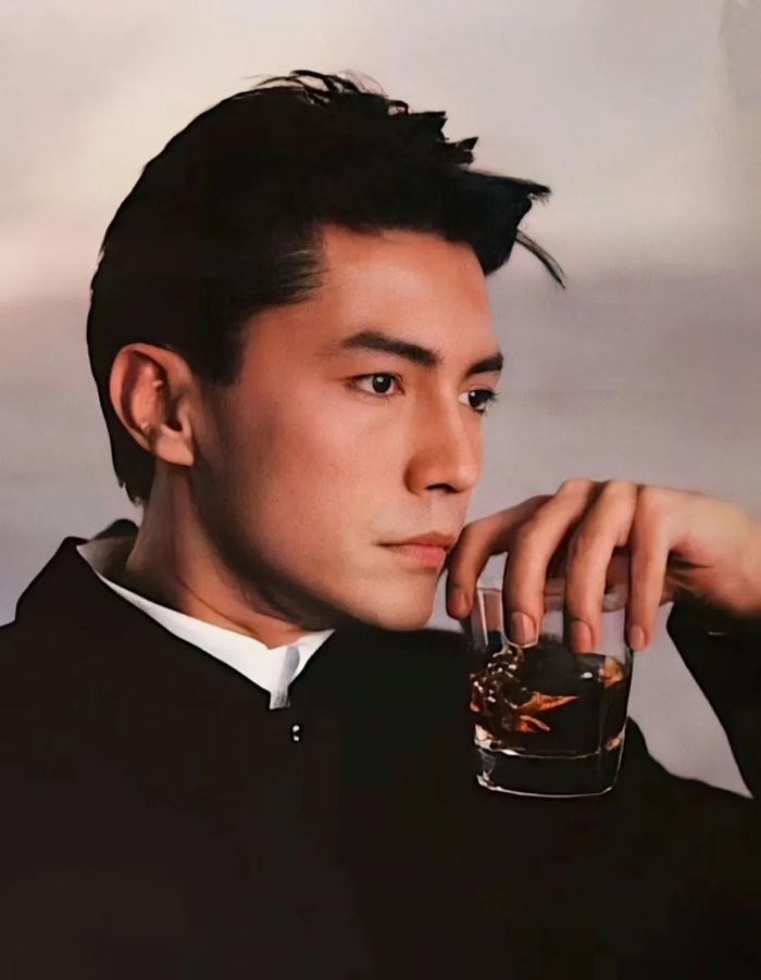 亚洲第一美男不婚不育之谜|尊龙_新浪新闻