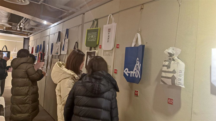 展示现场陈列着各单位选送的图书行业包装袋。