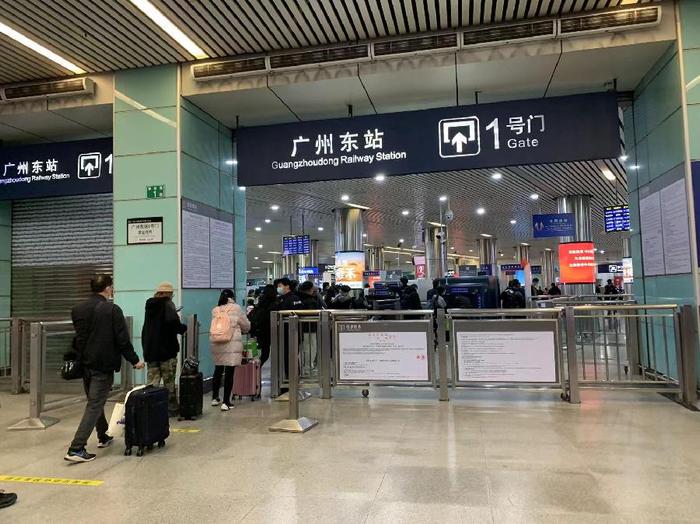 上午9时许,在广州东站排队进站的旅客