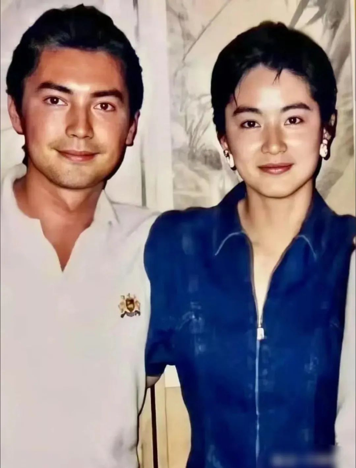 大美人林青霞则在书中回忆:他一抬头,一笑,哇塞.