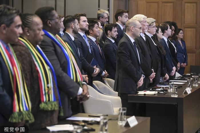 当地时间1月26日，荷兰海牙，南非代表团（左）和以色列代表团（右）站在国际法院会议上 图自视觉中国