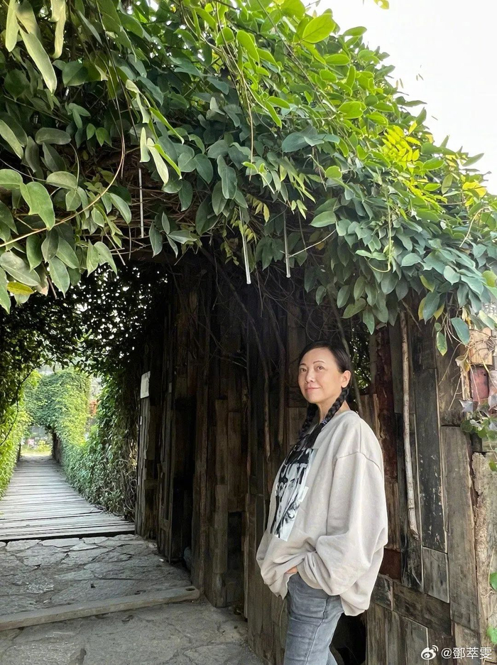 ▲公认演技超群的视后邓萃雯，如今57岁也是孑然一身，近年来主攻内地市场