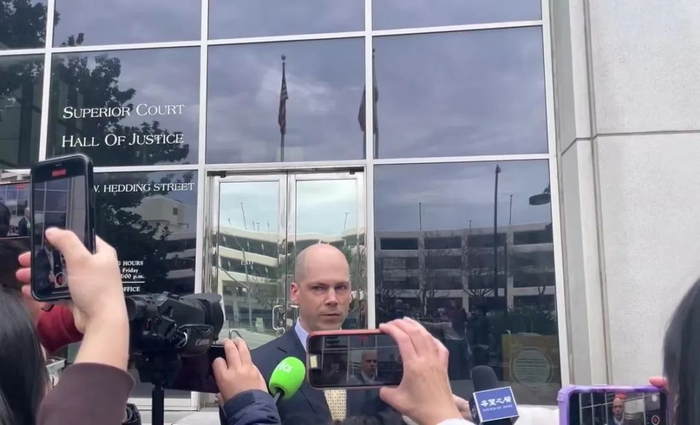 ▲当地时间1月26日，该案检察官在法庭外接受记者采访。视频截图