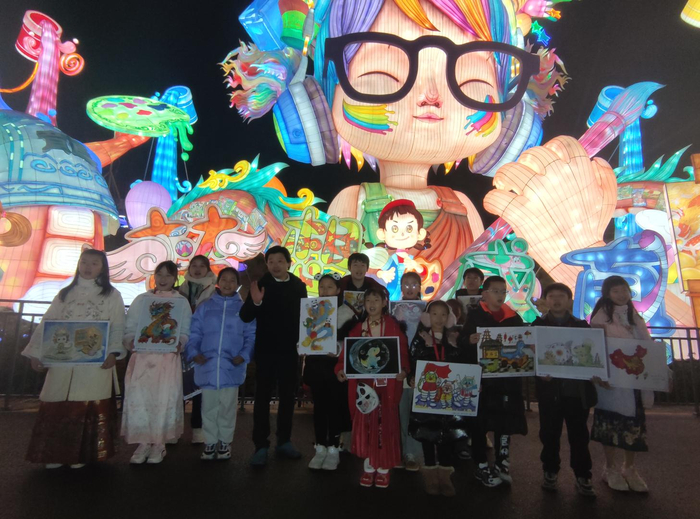 我的画变成彩灯了小朋友们的创意画作在自贡灯会点亮孩子们激动拍照