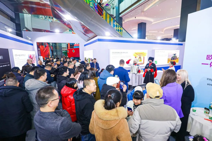 渝俄经贸洽谈暨产品展销会现场，众多市民前来参观选购。保税港区集团供图 